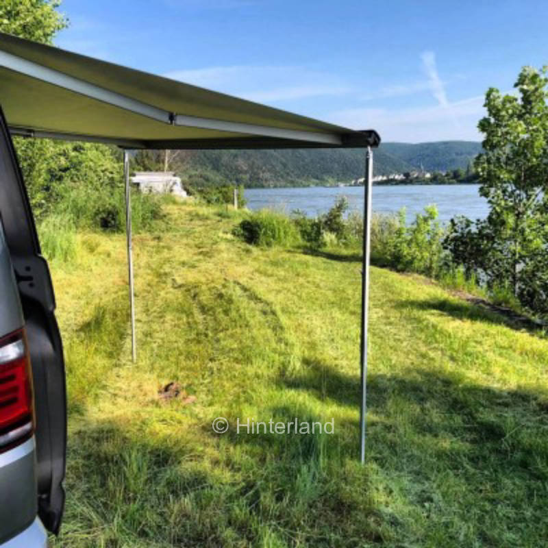 Camping auf einer Wiese direkt am Rhein