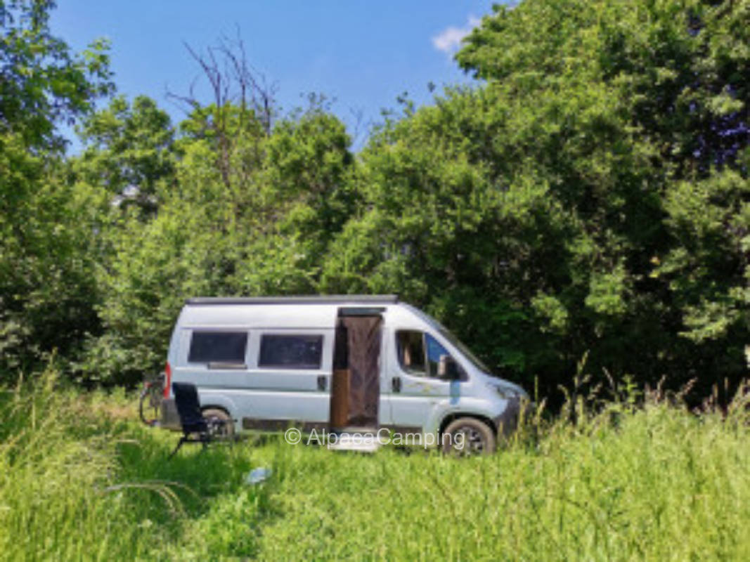 Ruhiger Stellplatz auf idyllisch grüner Wiese #2