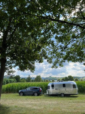 Campen im Grünen mit Blick auf Burg Stettenfels