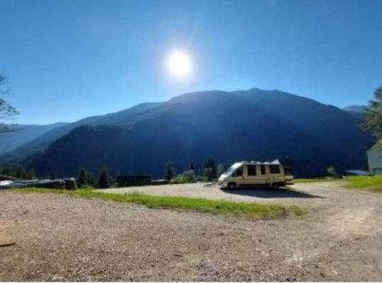 Panorama-Stellplatz mit Bergblick
