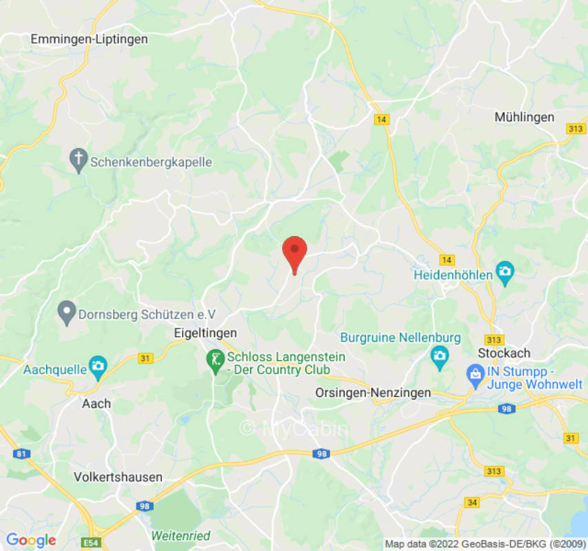 Anhöhe mit Alpen- und Hegaublick im Obstgarten am Dorfrand ohne Strassenverhehr