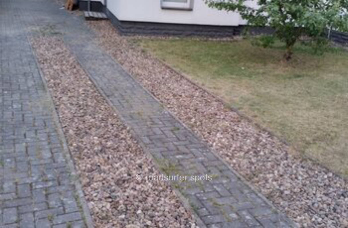 Nette Einfahrt mit Familienanschluss