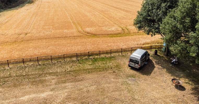 Campingidylle unter den Eichen