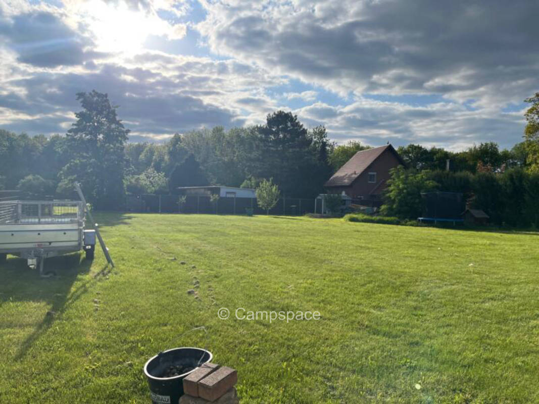 Camping inmitten der grünen Auenlandschaft unweit des Wallendorfer See.