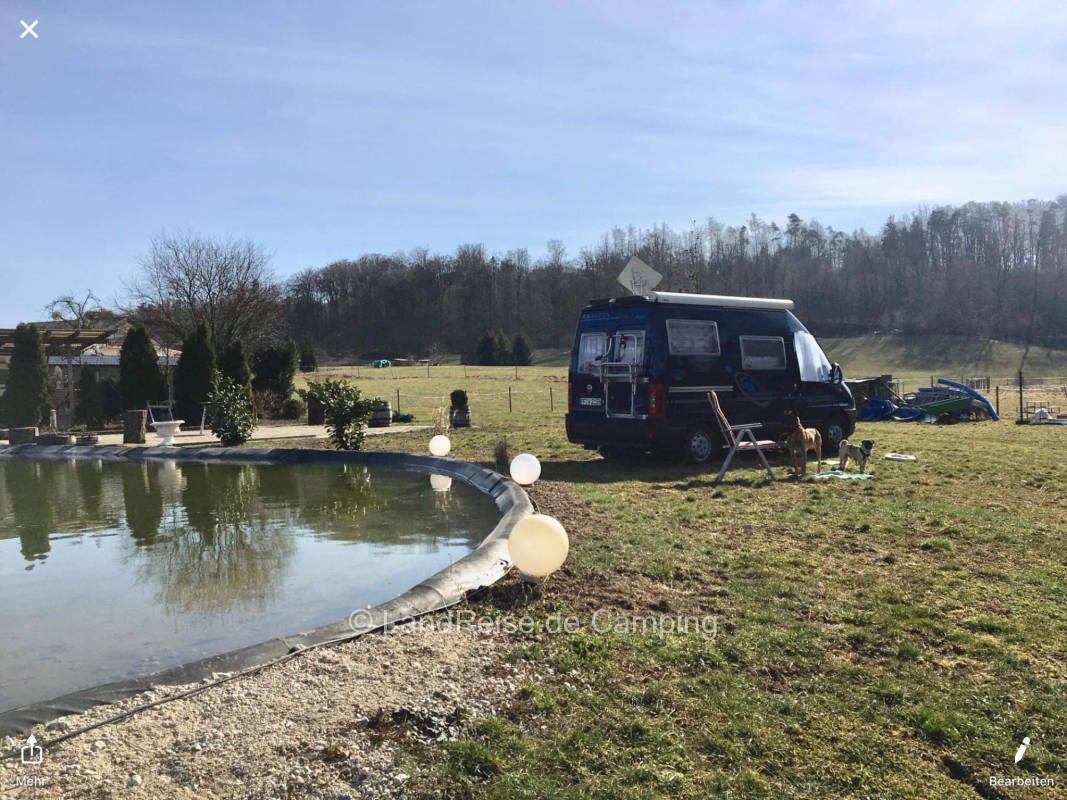 Stellplatz am Schwimmteich mit Weinstube und Hofladen