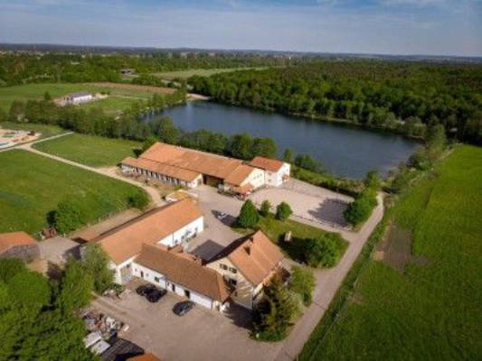 Camping- und Zeltplatz an See und Reitanlage