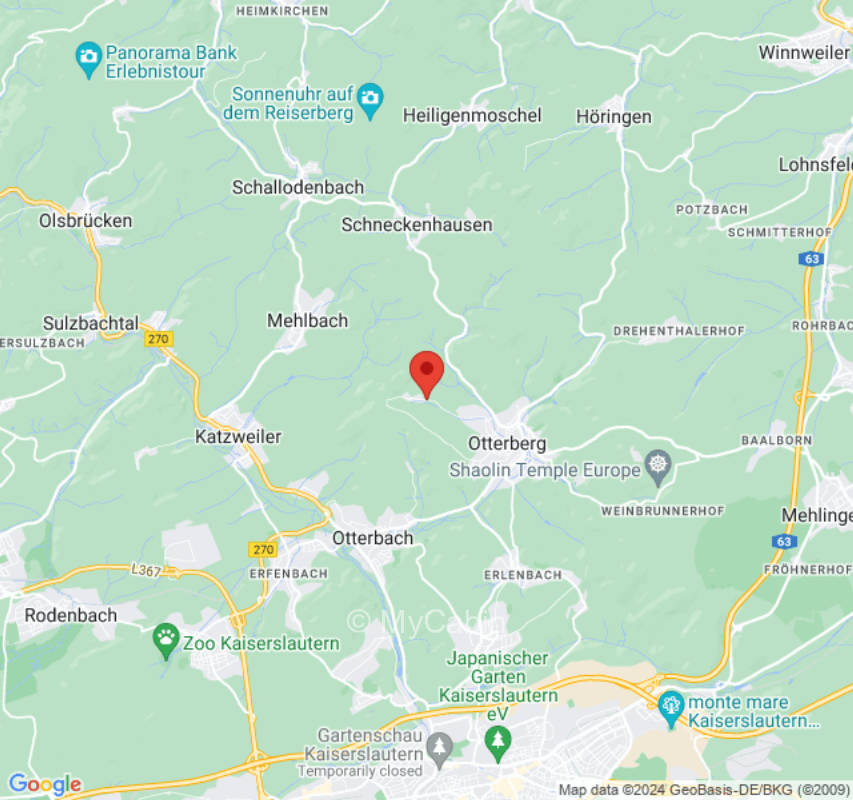 Campen hinter der Scheune mit Blick ins Tal