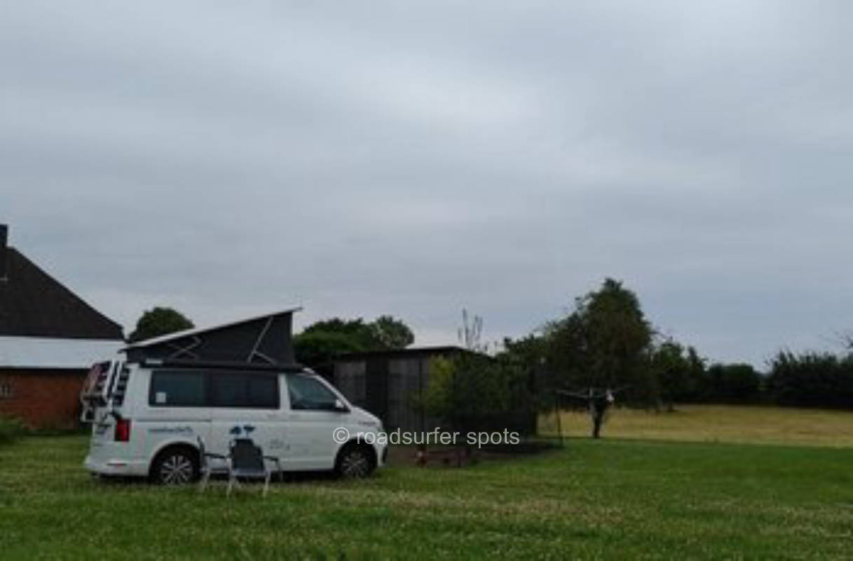 Camping autark auf großer Wiese 