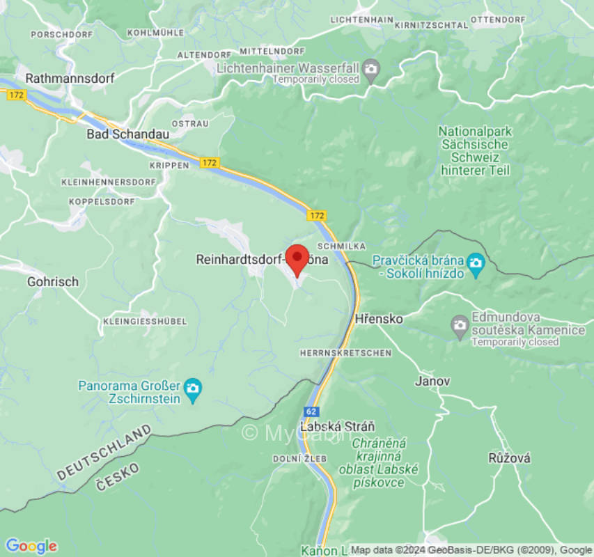 Obstwiese mit Blick auf den Hof