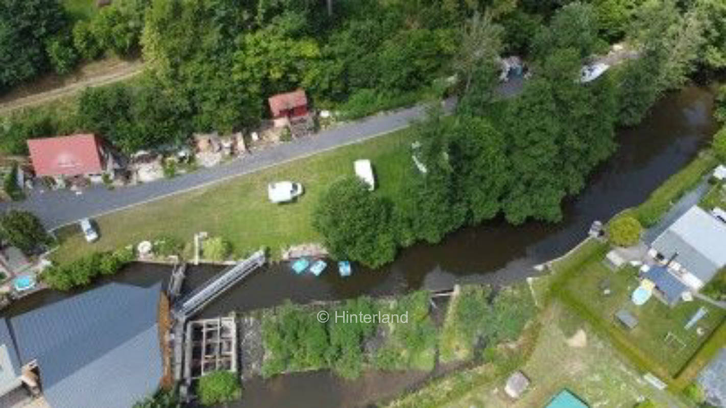 An der Wesenitz 6,5x15m große WoMo's und Wohnwagen