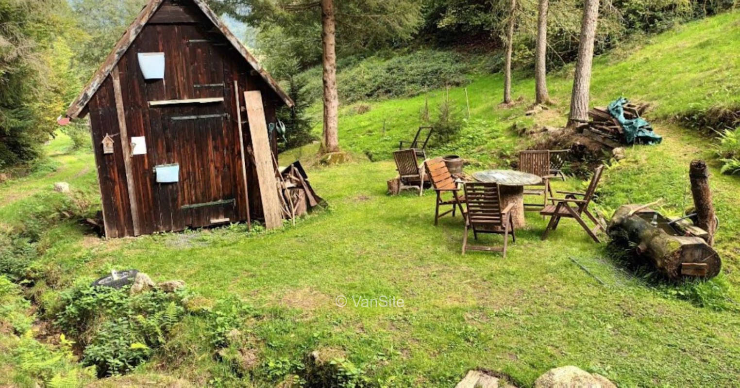 Heuhütte mit Wiese am Waldrand