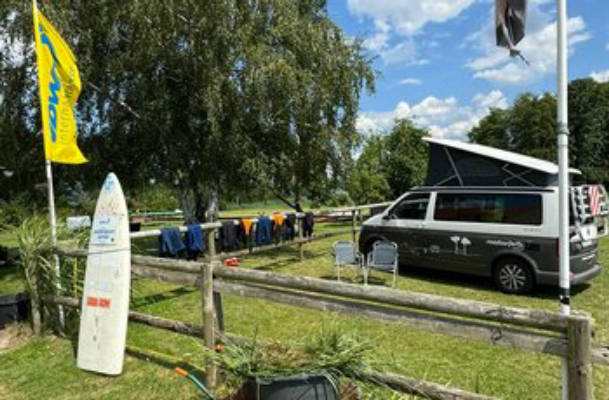Camping directly on Lake Plau Surf School