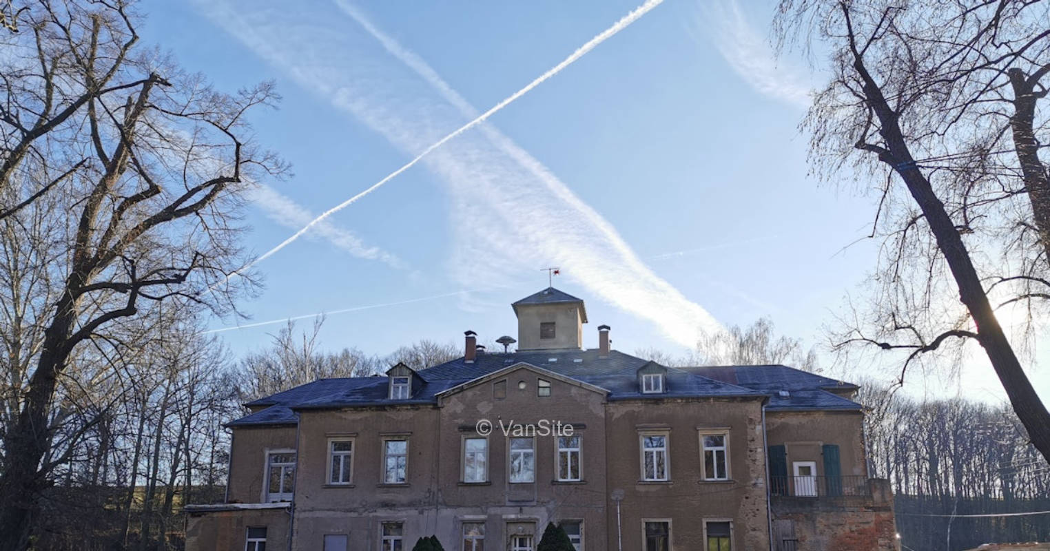 Parkplatz mit Blick auf Ensemble Schloss Pinnewitz