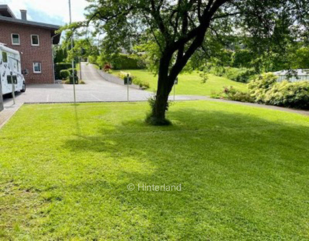Gepflastert Stellplatz mit angrenzender Wiese