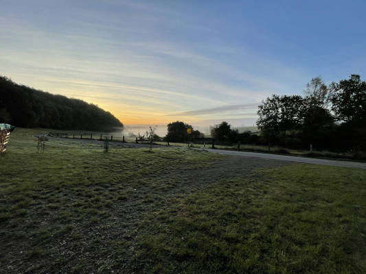 Blick ins tal hinter der scheune