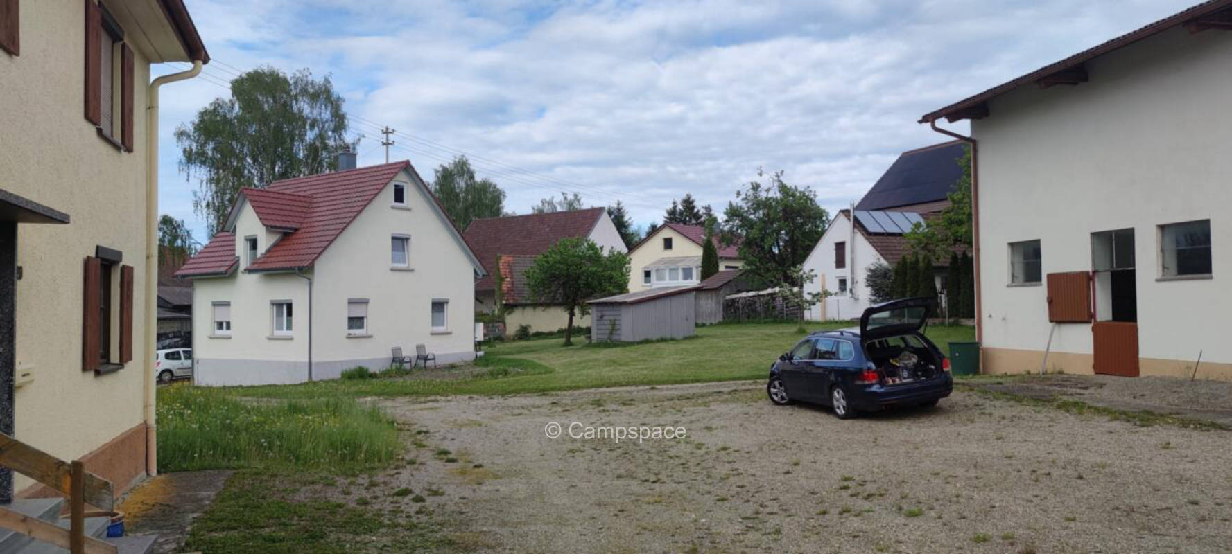 Naturnaher stillgelegter Bauernhof
