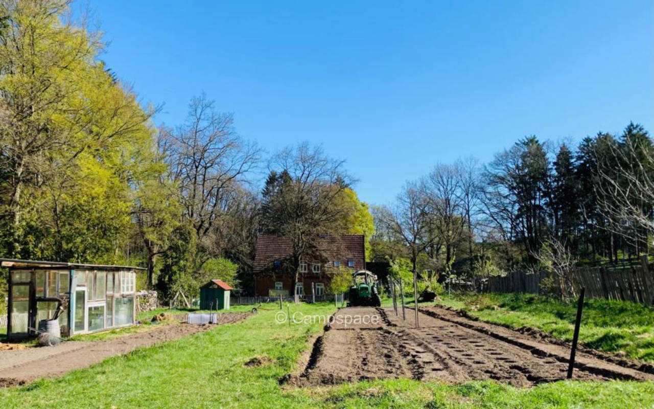 An den Obstbäumen mit Stromzugang (Campspace 30165)