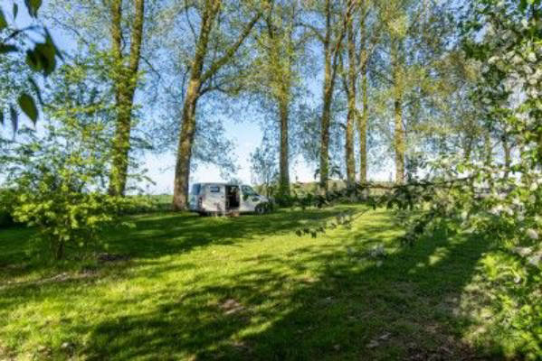 Dorf-Idylle bei Greifswald: Camping in der Weite