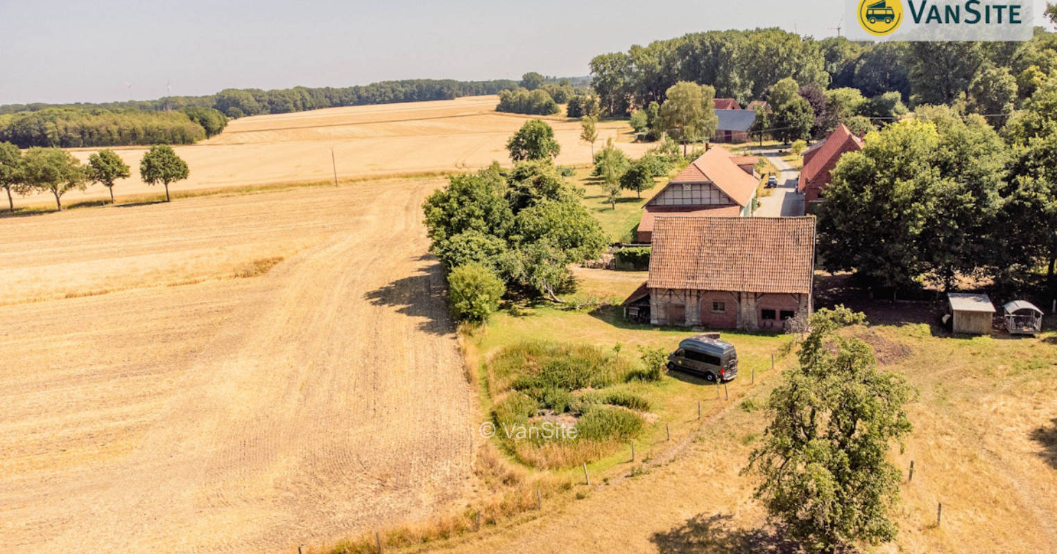 An der Feuerstelle mit Blick auf die Rinderweide