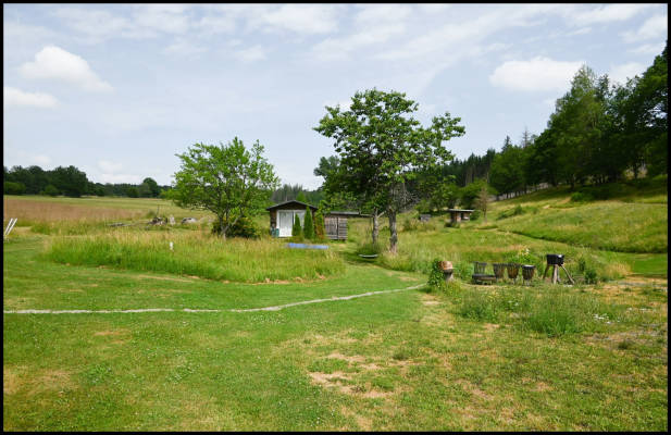Hutte pauline unterm apfelbaum