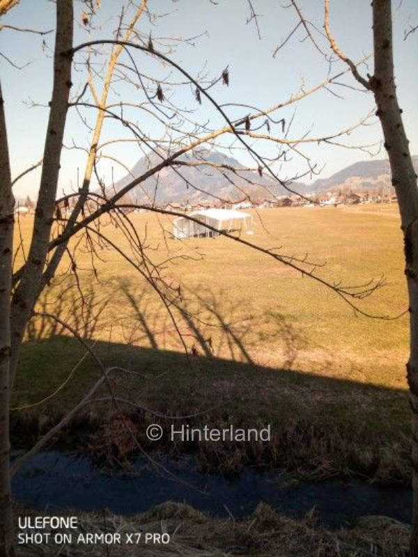 Bergpanorama zwischen Feldern und Wiesenweg