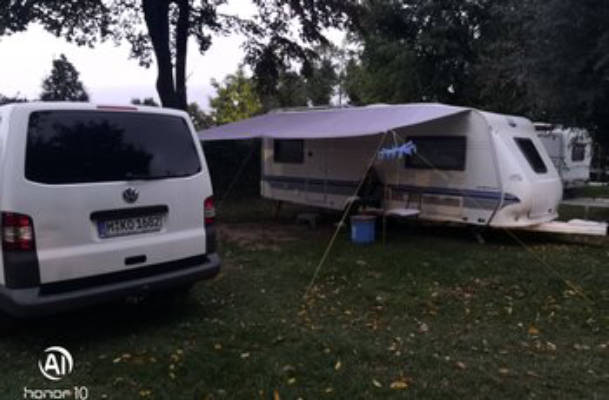 Camping auf gepflastertem Innenhof