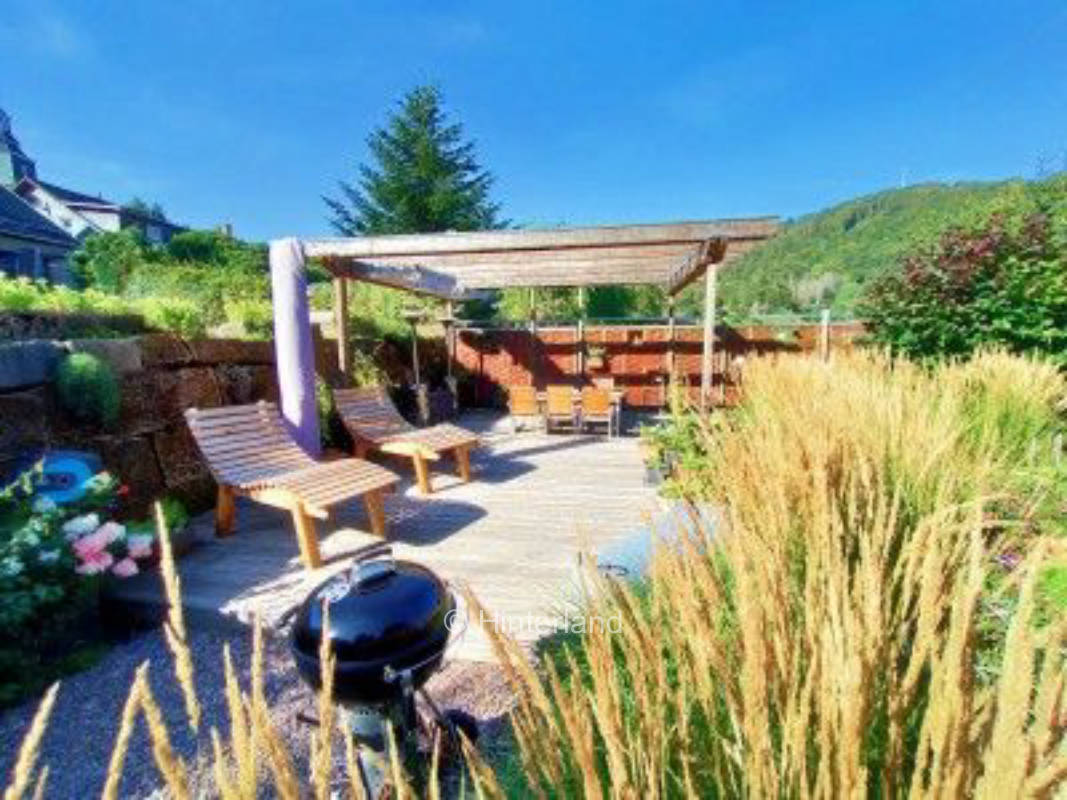 Plätzchen mit Blick auf grüne Berghänge