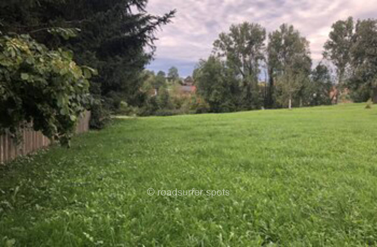 Ruhiger Stellplatz im Grünen