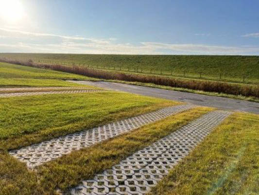 Farm camping directly on the North Sea dike