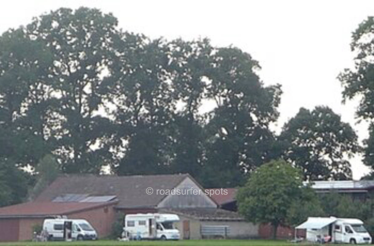 An den Obstbäumen am Bauernhof Heber-Surbostel 