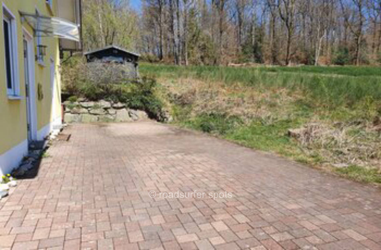 Camping umgeben von Grün mit Vogelgezwitscher