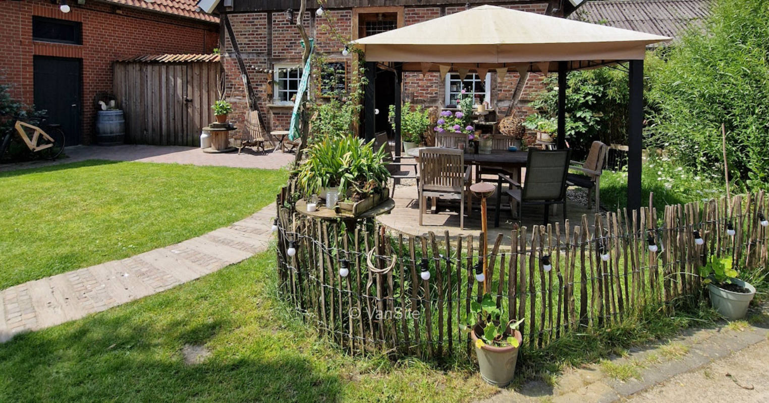 Sonnenplatz zwischen Eseln und Hühnern.