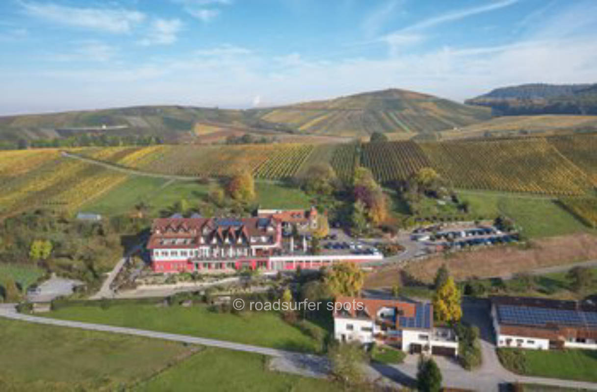 Stellplatz mit Blick ins idyllische Deinenbachtal