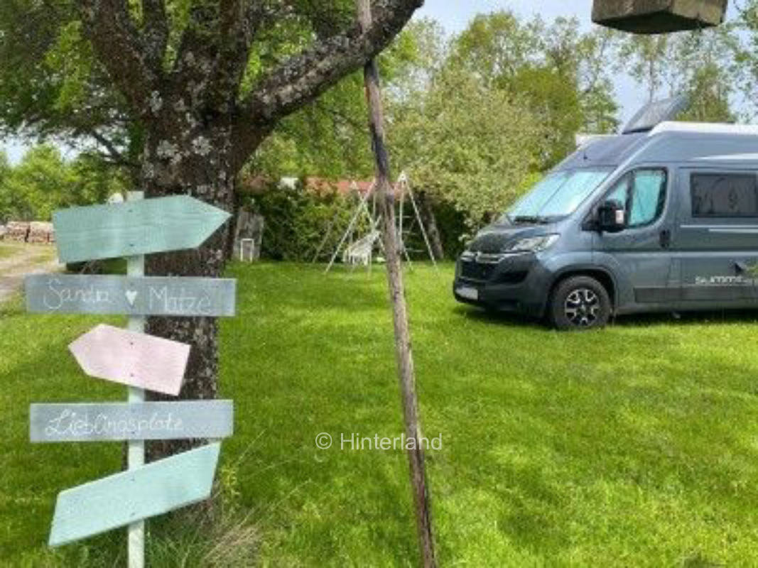 Stellplatz auf unserem Ländle zwischen Obstbäumen