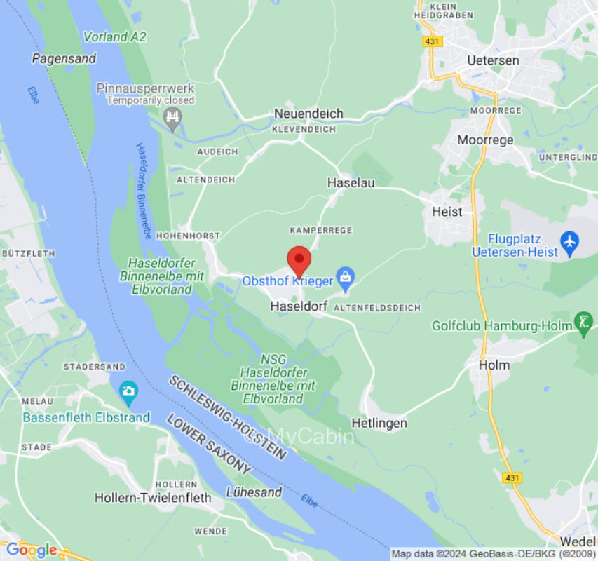 Wiese auf Reetdachhof