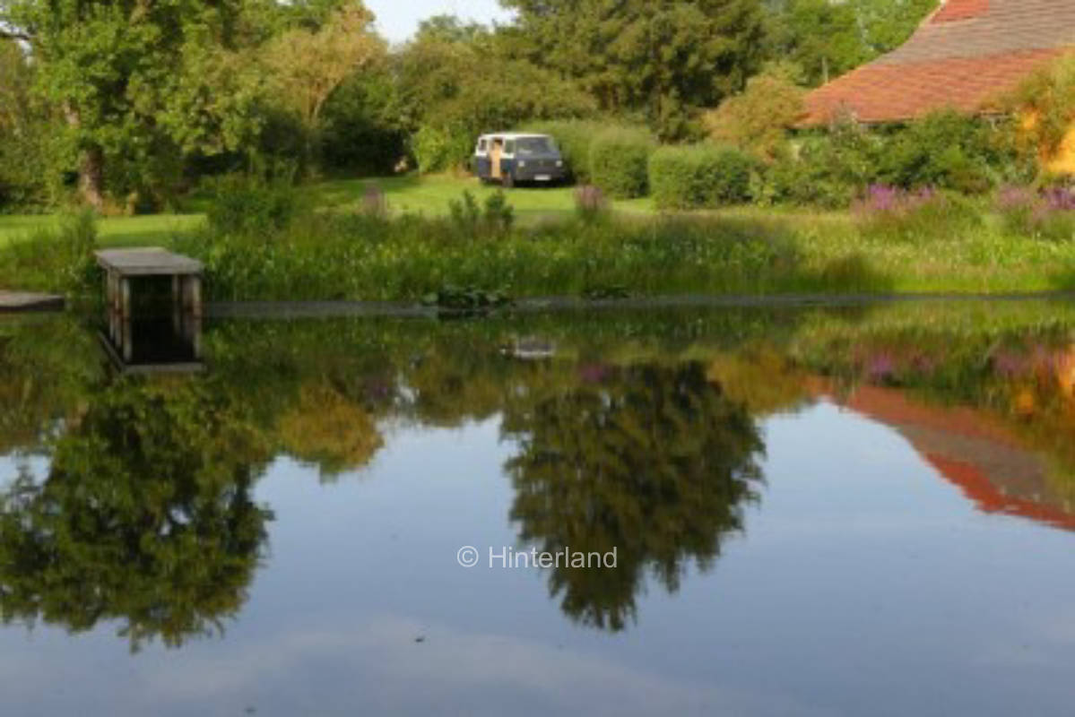 "Froschkonzert und Vogelgezwitscher am Teich ", privater Stellplatz in