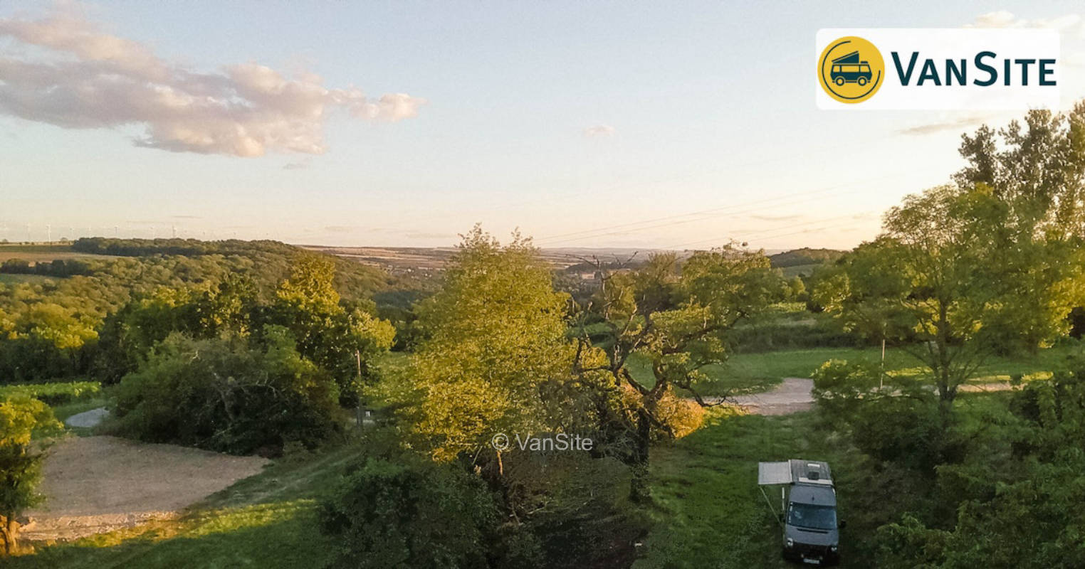 Platz in den Weinbergen