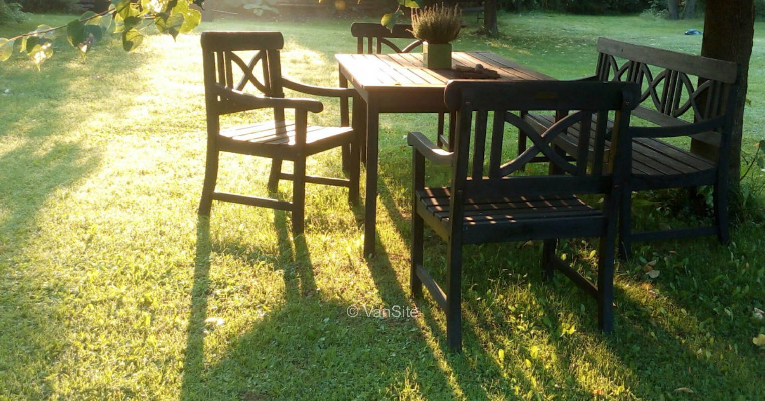 sichere Wiese mit Naturteich