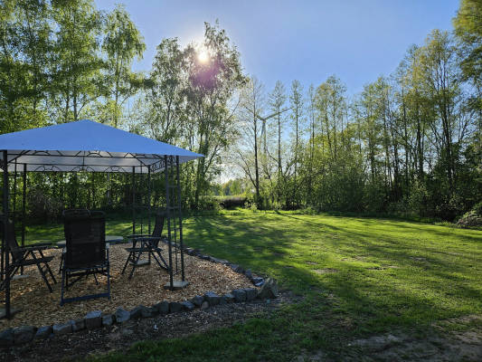 Hof am biotop umgeben von natur