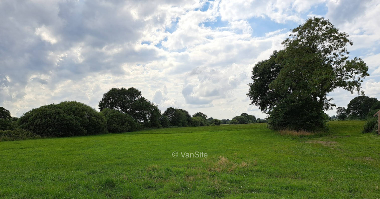 Wiese mit freiem Blick