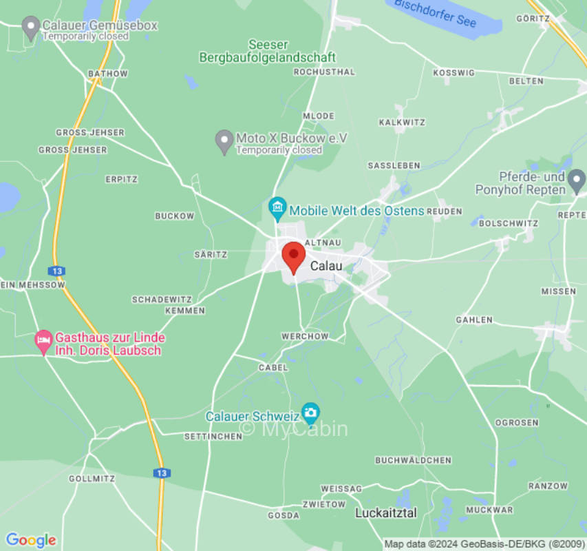 Grüne Wiese am Stadtrand