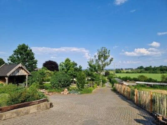Quiet location at the forest edge with far-reaching views