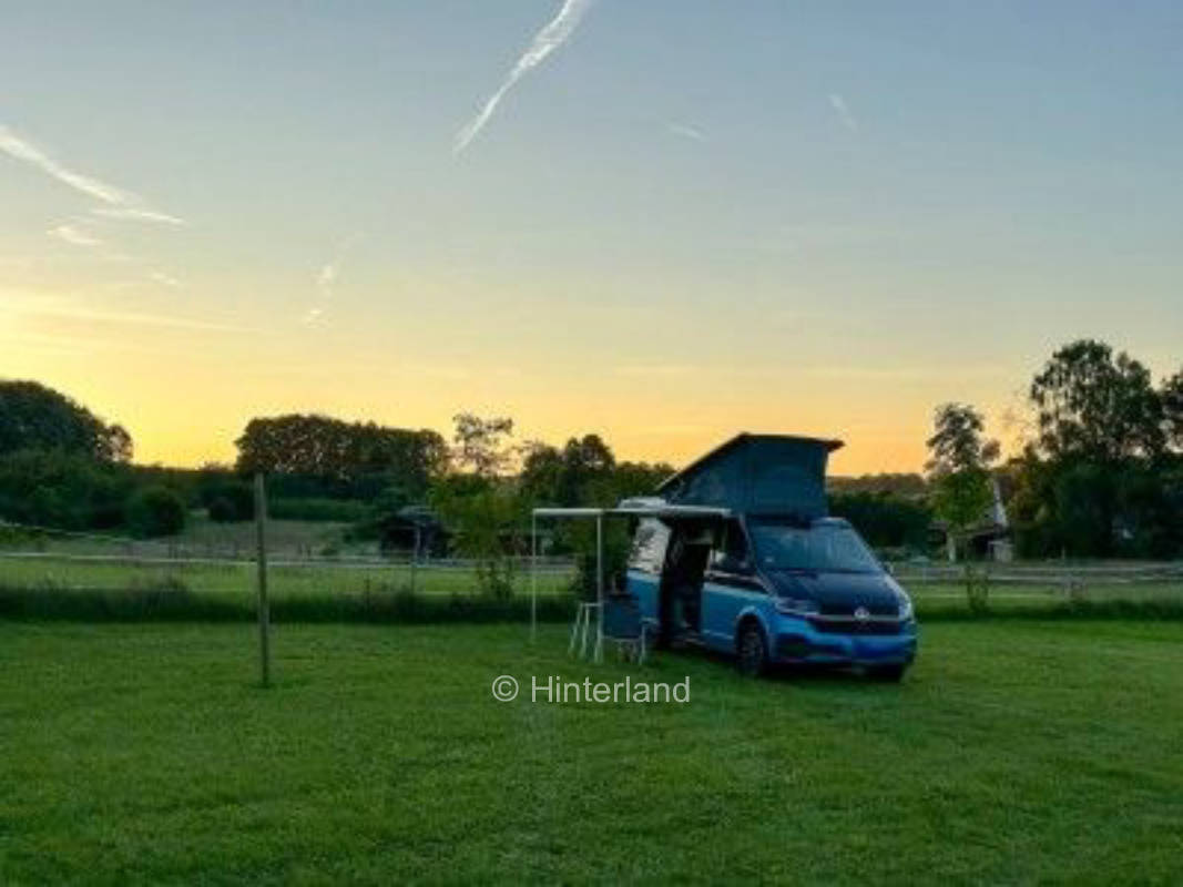 Wiesenstellplatz im Land der Burgen und Höhlen