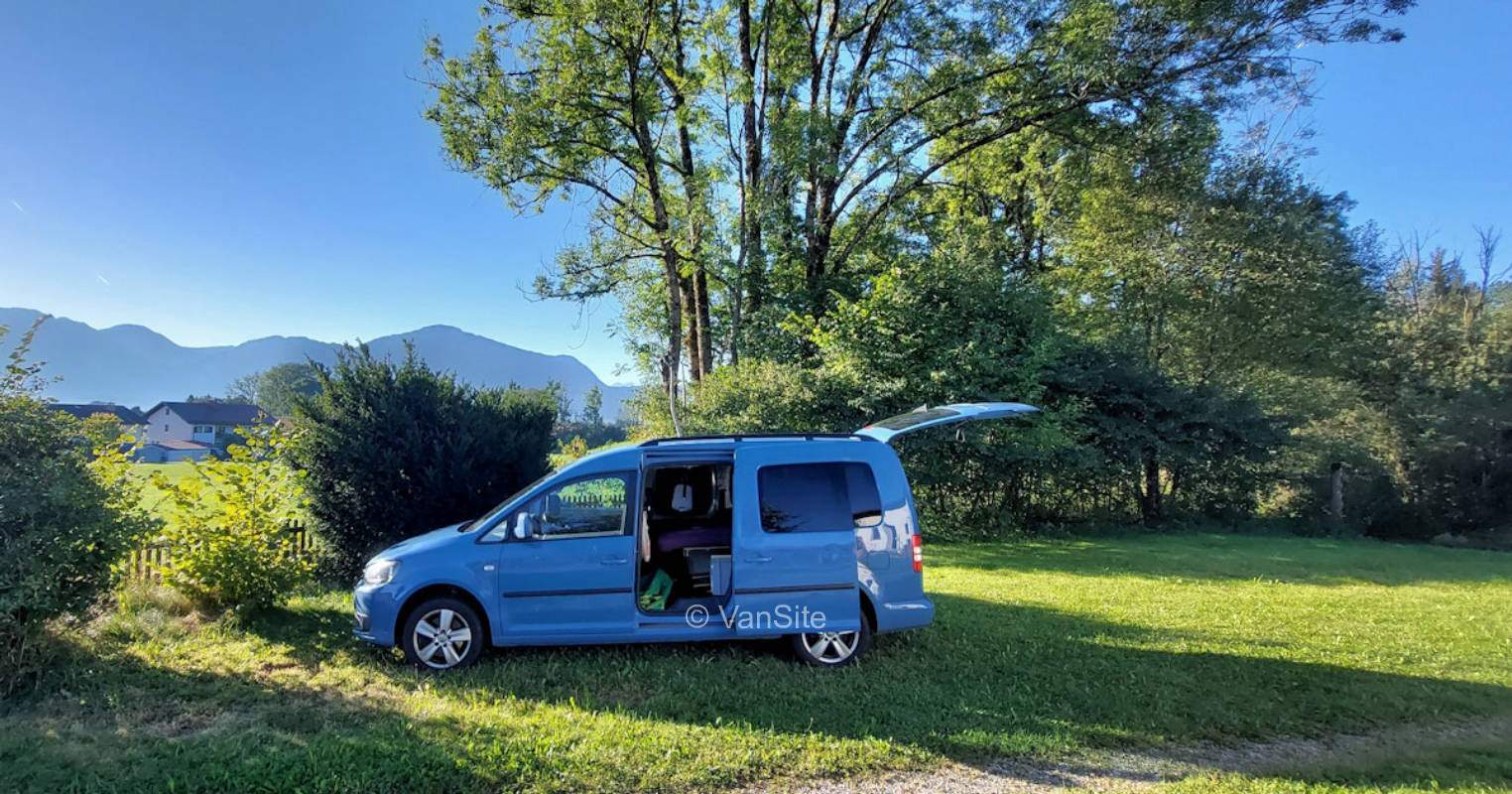 Wilder Garten mit Bergblick