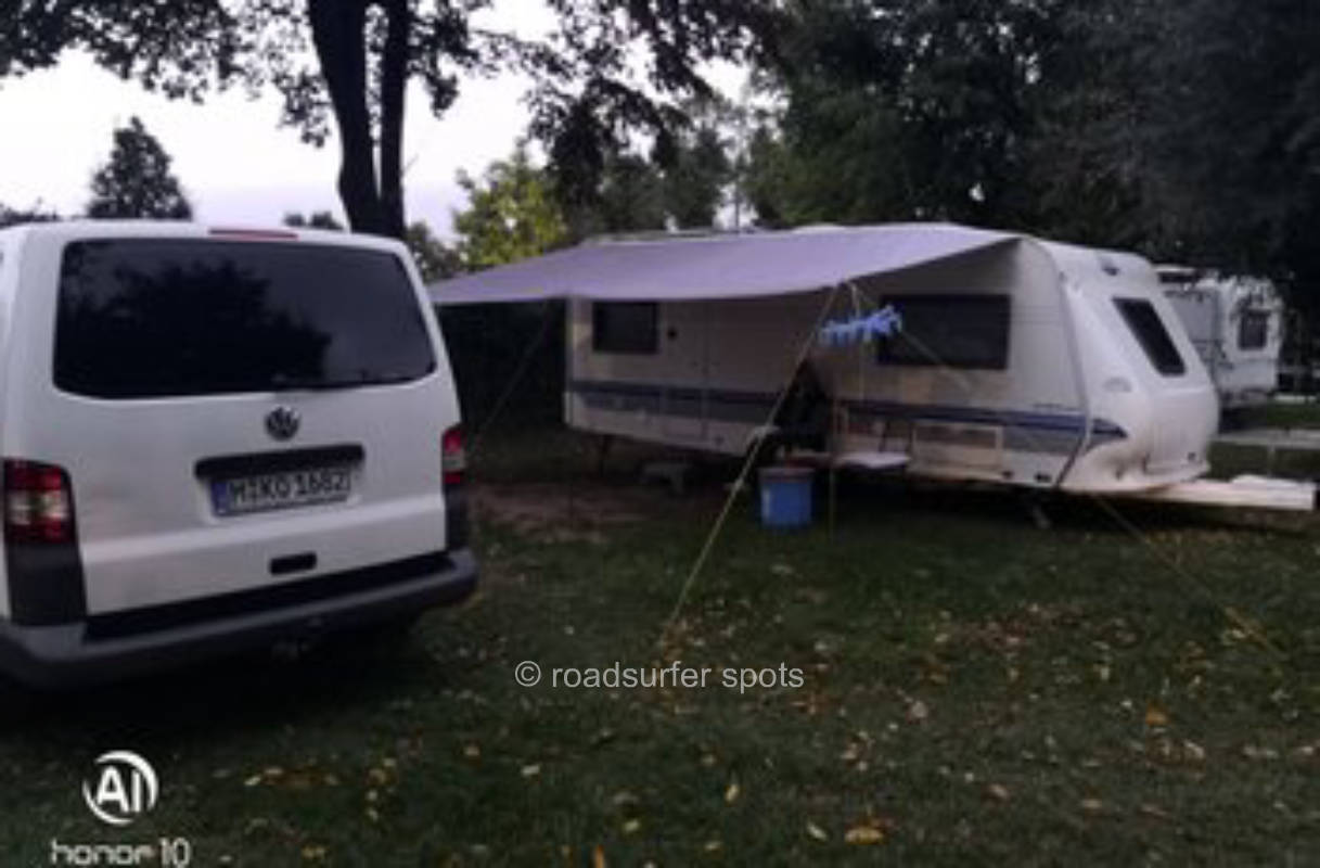 Camping auf gepflastertem Innenhof