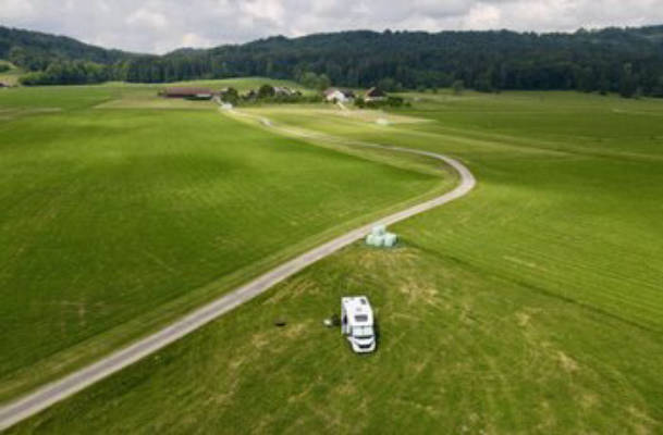 Camping mitten in der Natur auf großer Wiese