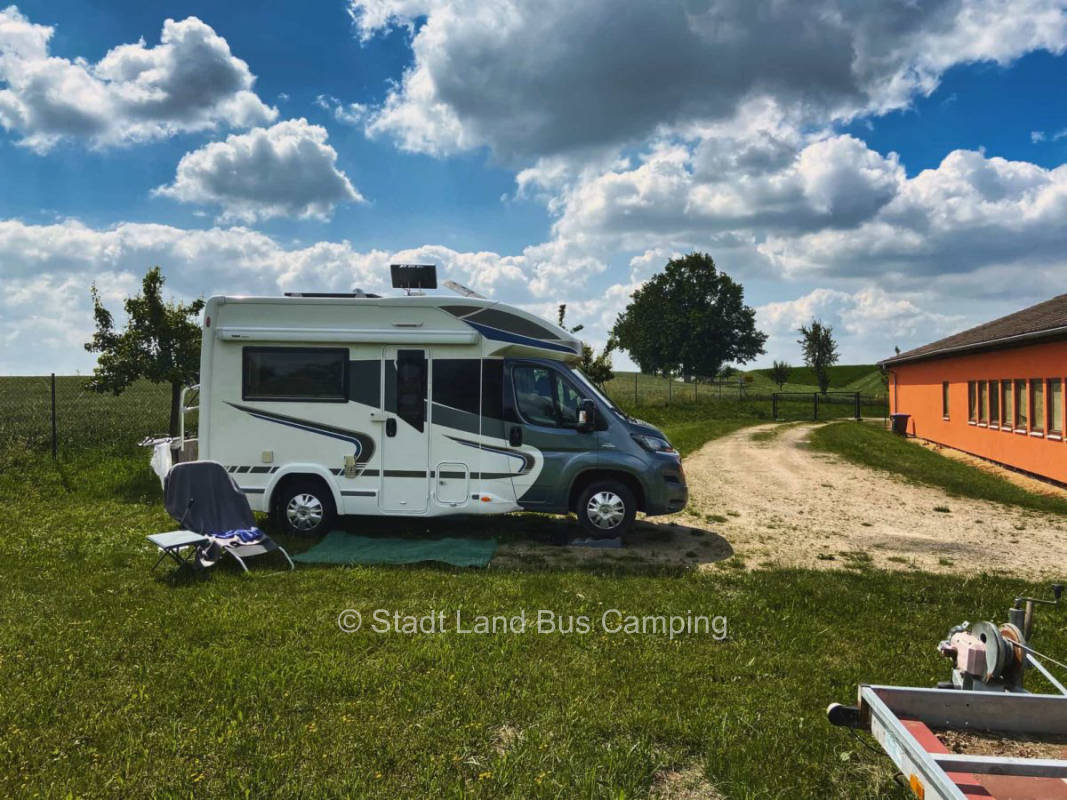 Stellplatz in Ostthüringen auf dem Land, an der Tischlerei 1