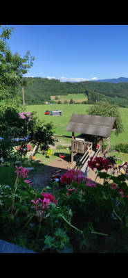 Platz mit blick auf die berge