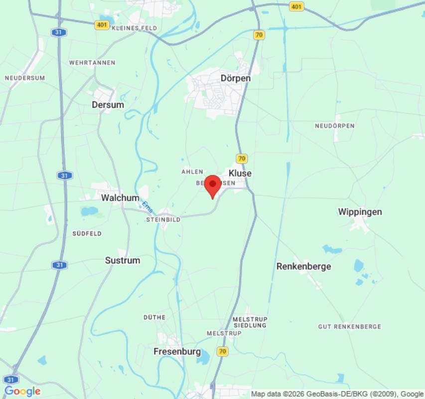 Wiese mit Feuerstelle neben unserer historischen Scheune (Campspace 7212)