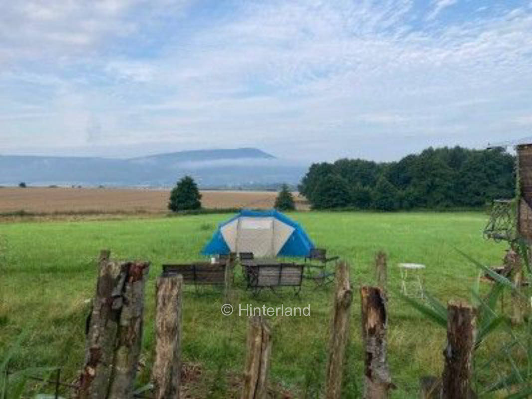 Zelten mit Ithblick am Hang des Osterwaldes
